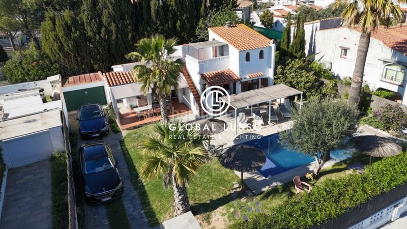 Foto b57e38f4-27a3-45b9-8b69-4205bd6ad9c3. Casa amb xemeneia calefacció aparcament piscina a Castelló d´Empúries