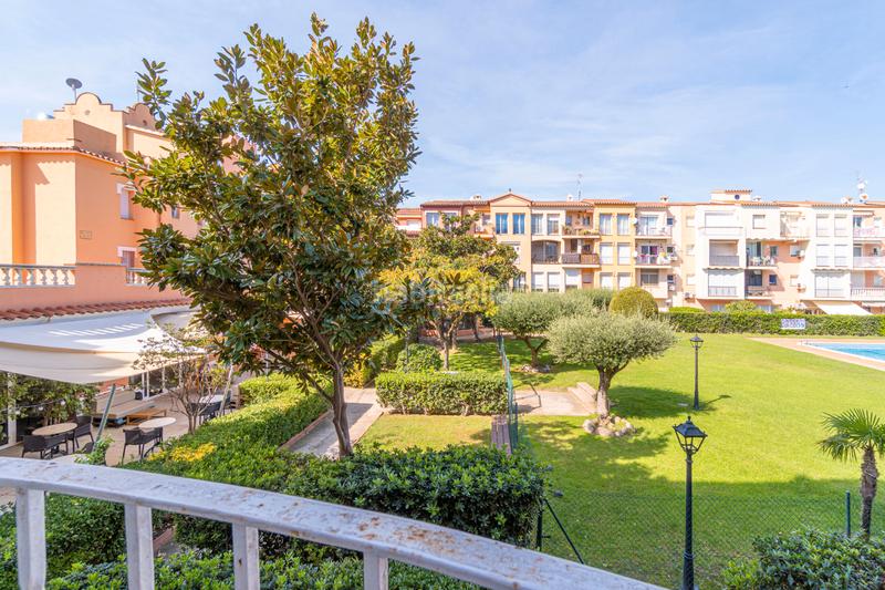 Foto 1e242be9-e672-4817-922b-55a905f4bd6e. Piso ?? apartamento con licencia turística, piscina y parking en el corazón en Empuriabrava