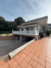 Chalet  Carrer parc. Casa unifamiliar con piscina, garaje y espacios exteriores para