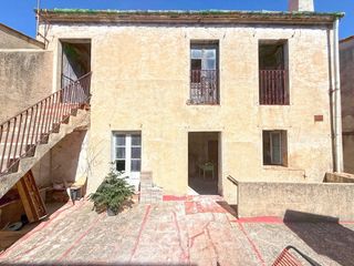 Maison jumelée  Carrer requesens. Casa de piedra con jardín interior en el corazón del empordà – e