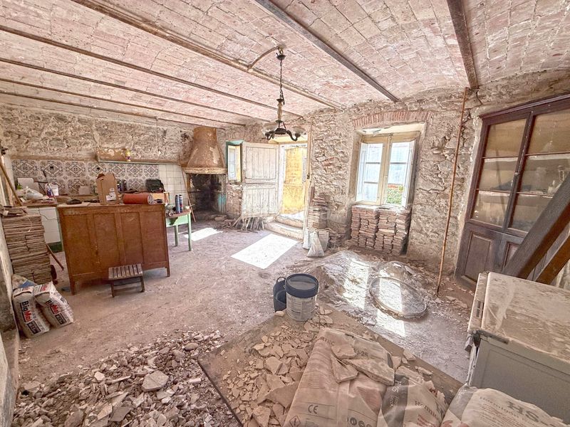Foto ceffecfa-fa05-4966-bb32-9c4cb1ffb867. Casa adossada a Sant Climent Sescebes