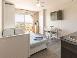 Studiowohnung  Carrer poblat tipic-edifici nausica 6. Estudio reformado con licencia turística y espectaculares vistas
