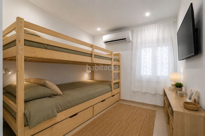 Foto e00b4f6c-83ec-42c9-925f-37dfd99e6453. Casa adossada amb calefacció a Centre Roses