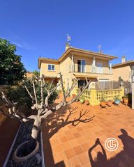 Maison jumelée  Carrer figueres. Casa adosada con jardín, garaje y terrazas en vilasacra