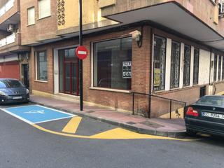 Alquiler Local Comercial en N/a. Amplio local con salas