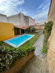 Maison à Calle coria 19. Casa con piscina en el centro