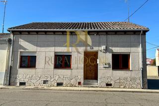 Haus in Avenida la bañeza 48. Veguellina de órbigo: casa acogedora con patio!
