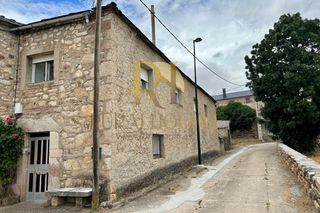 Semi detached house en Calle cascadinas 1. Huergas de babia: casa con patio en el coraz�n de babia!!