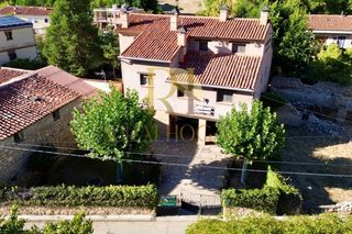Chalet en Calle arroyo de arriba 24. Peralejos de las truchas: oportunidad de negocio en el coraz�n d