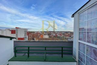 Ático  Calle la luz. Bonito ático con impresionantes vistas a león