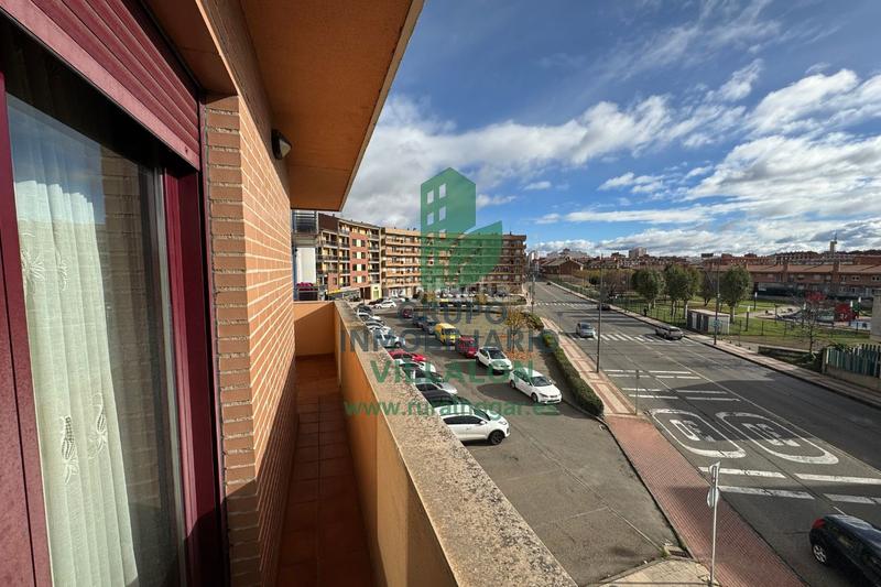 Foto 203ef7b0-6e87-4a19-ba58-12aa5a2ac3bb. Piso magnífico piso exterior en una ubicación inmejorable, justo frente a la policía de san andrés del rabanedo. en Trobajo del camino