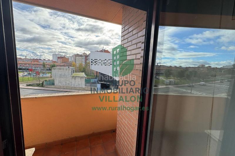Foto 517b1a42-c2bf-4bf1-aab2-56716f37120a. Piso magnífico piso exterior en una ubicación inmejorable, justo frente a la policía de san andrés del rabanedo. en Trobajo del camino