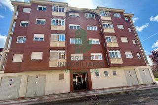 Flat  Calle eugenio de la nora. San andres del rabanedo: amplio piso con ascensor muy luminoso!!