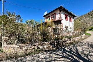 Casa a Le-315 1. Pontedo: casa con cochera y jardin!!