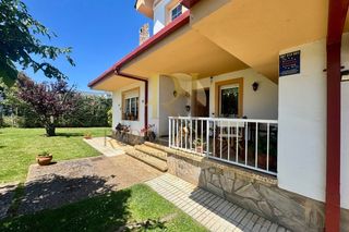House in Calle Federico Castañón 17