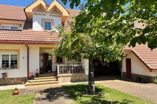 Casa en Calle federico castañón 17. Preciosa casa en villanueva del carnero