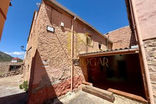 Casa  Calle fuente. Tierzo: casa de piedra con patio!!