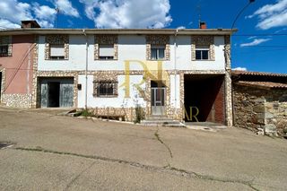 Doppelhaus en Calle senderos 4. Vega de los caballeros: casa de dos plantas con patio!!