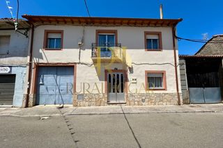 Casa  Calle real 27. Veguellina de orbigo: casa con tejado reformado y patio interior