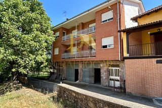 Edificio in Calle don luis gonzalez herrero 22. Vega de caballeros: edificio de tres plantas con cochera!!