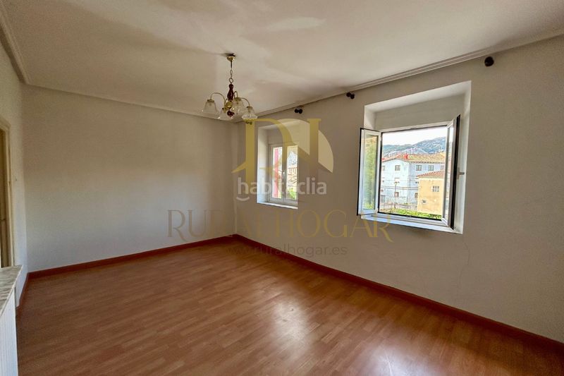 Foto b3ba2025-e5b4-473c-acb8-da77f396bfa4. Casa a Pola de Gordón (La)