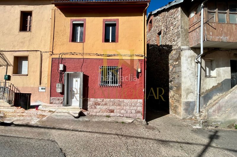 Foto c3a2ff9e-682b-4af4-8303-7b80e0516c36. Casa a Pola de Gordón (La)