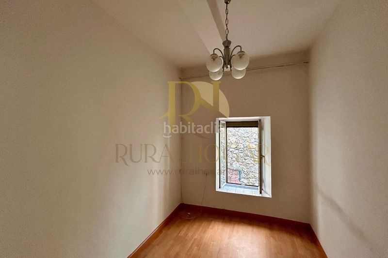 Foto e05ee856-03cb-4083-b3e8-85baacc27b7c. Casa a Pola de Gordón (La)