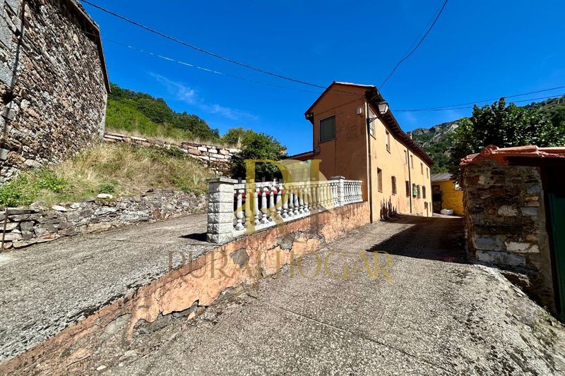 Foto 2f111f3a-924d-4124-ba38-ccdee373ed01. Casa amb aparcament a Cármenes