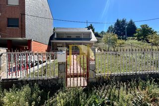 Maison  Avenida de la espina 104. Matarrosa del sil: chalet de dos plantas con jardin!!