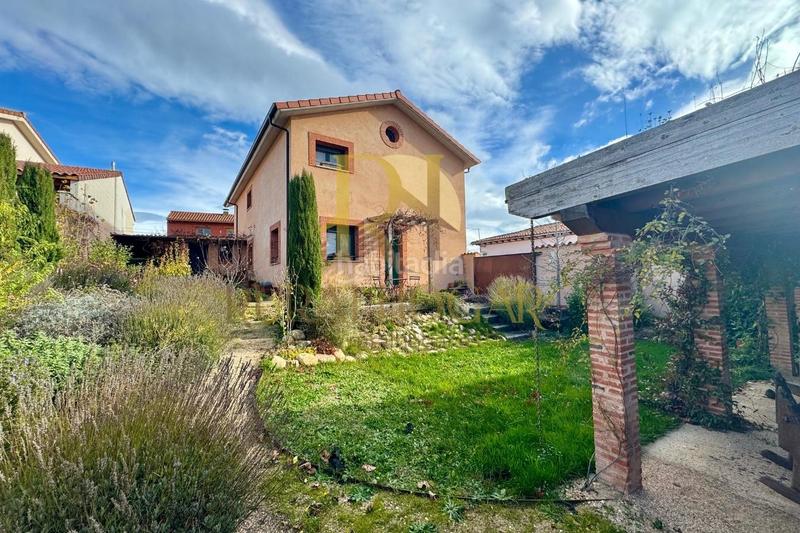 Foto 127d8c9a-b369-412c-8dd6-76e8d8c51e6c. Casa in calle escuela 3 in Villaquilambre