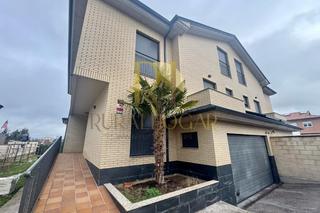 Maison jumelée à Calle bargaña 7. La vrigen del camino: chalet de lujo en urbanización el truébano