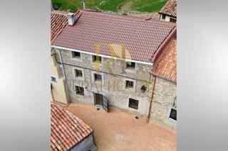 Casa  Calle la iglesia. Turmiel: casa de tres plantas en el corazón de la sierra!!