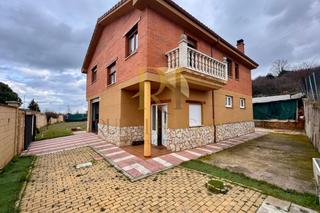 Maison  Calle la barrera. Ribaseca: exclusiva casa con un terreno único.