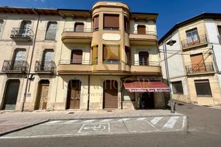 Maison à Boñar. Boñar: edificio con locales en la plaza el negrillon!