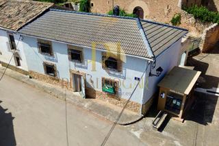 Maison à Calle fuente 12. Prados redondos: gran casa esquinera con tejado nuevo!!