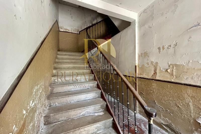 Foto 19ee6eb8-a154-4a95-93b6-b24425b6173d. Casa : edificio con locales en la plaza el negrillon! en Boñar