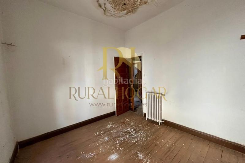 Foto 2a78227a-de66-4eed-80d0-fccf605bf758. Casa : edificio con locales en la plaza el negrillon! en Boñar