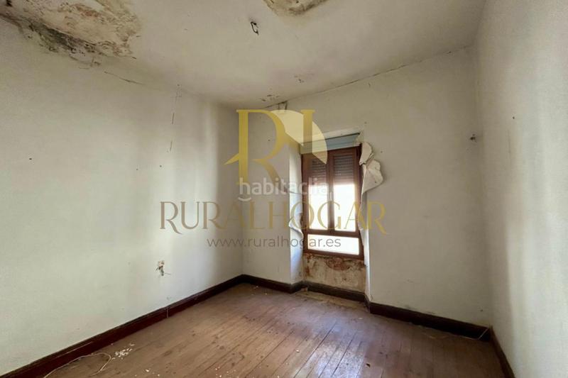 Foto 330f30dd-1f02-48fd-a946-da90664a314c. Casa : edificio con locales en la plaza el negrillon! en Boñar