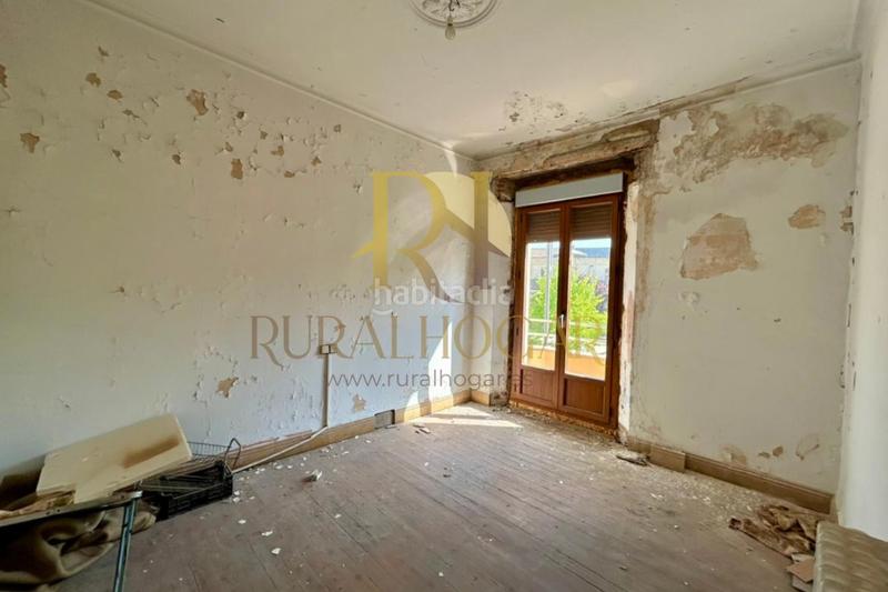 Foto 3b83ae08-3ffd-4855-a728-c5eb745f2572. Casa : edificio con locales en la plaza el negrillon! en Boñar
