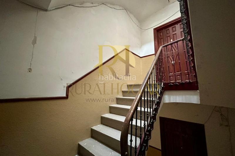 Foto 473f6ec8-74e2-4455-b264-e7e75cc25ec6. Casa : edificio con locales en la plaza el negrillon! en Boñar