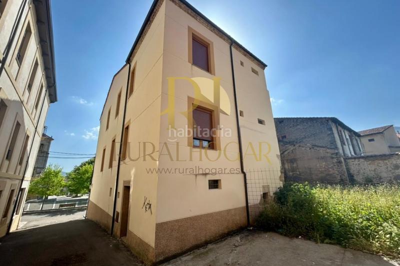 Foto 4991a7ec-6845-414e-af0f-50d7217be4fb. Casa : edificio con locales en la plaza el negrillon! en Boñar