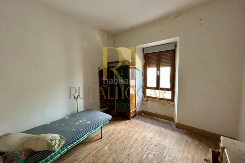 Foto 4bf24e23-d858-407f-b53d-6381fab5bf54. Casa : edificio con locales en la plaza el negrillon! en Boñar