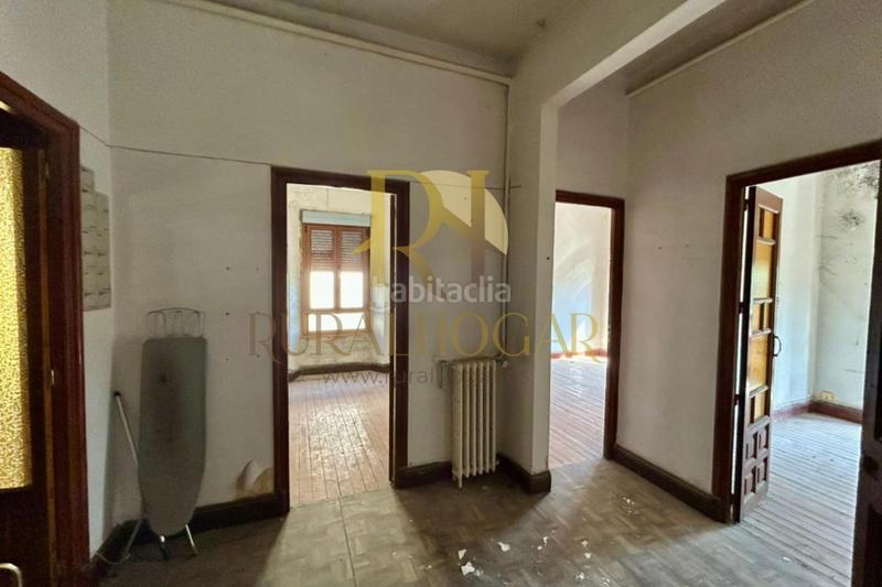 Foto 4d79f3a8-4eda-426b-9412-3d86aaaa0bdc. Casa : edificio con locales en la plaza el negrillon! en Boñar