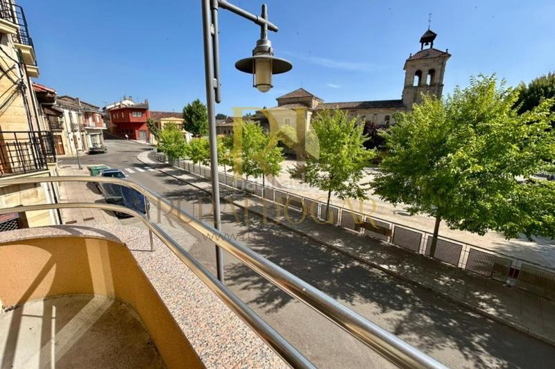 Foto 91d2a775-a148-4515-9310-b8bbe28a1e82. Casa : edificio con locales en la plaza el negrillon! en Boñar