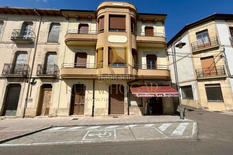 Foto 99379522-16eb-4bf5-b4d2-9c616115f58f. Casa : edificio con locales en la plaza el negrillon! en Boñar
