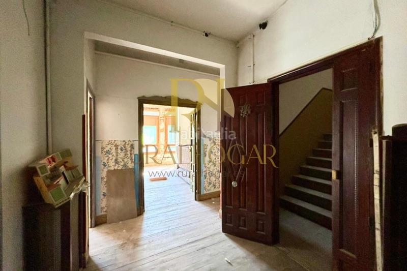 Foto a86cec33-d705-48a2-a05d-f6c1b113146d. Casa : edificio con locales en la plaza el negrillon! en Boñar