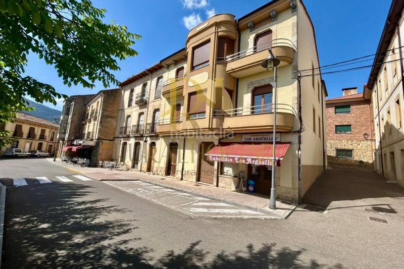 Foto b1fbd9b1-48f5-4e9c-8e71-daa66136a1d9. Casa : edificio con locales en la plaza el negrillon! en Boñar