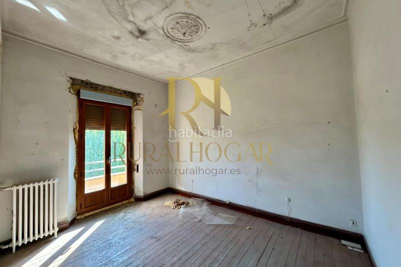 Foto bb681f98-3bd6-421a-af7e-70b066982695. Casa : edificio con locales en la plaza el negrillon! en Boñar