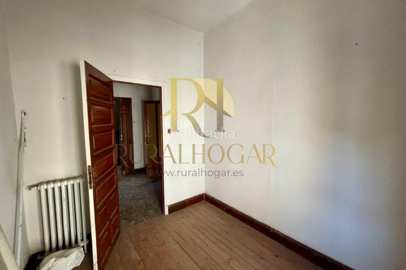 Foto d53cdbe2-2121-48e5-b19b-eb5304047d85. Casa : edificio con locales en la plaza el negrillon! en Boñar