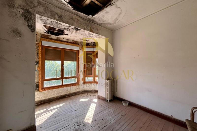 Foto db830a4a-e614-43c2-aa6d-16b561d9b070. Casa : edificio con locales en la plaza el negrillon! en Boñar